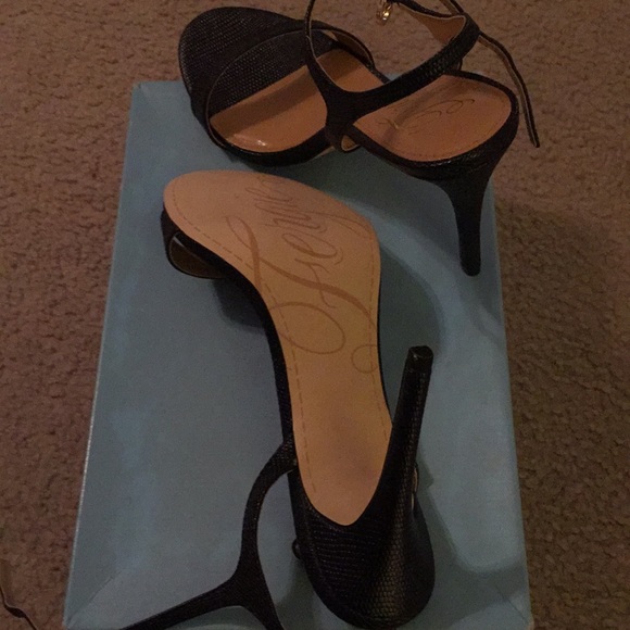 Shoes - Picture 3 of 4